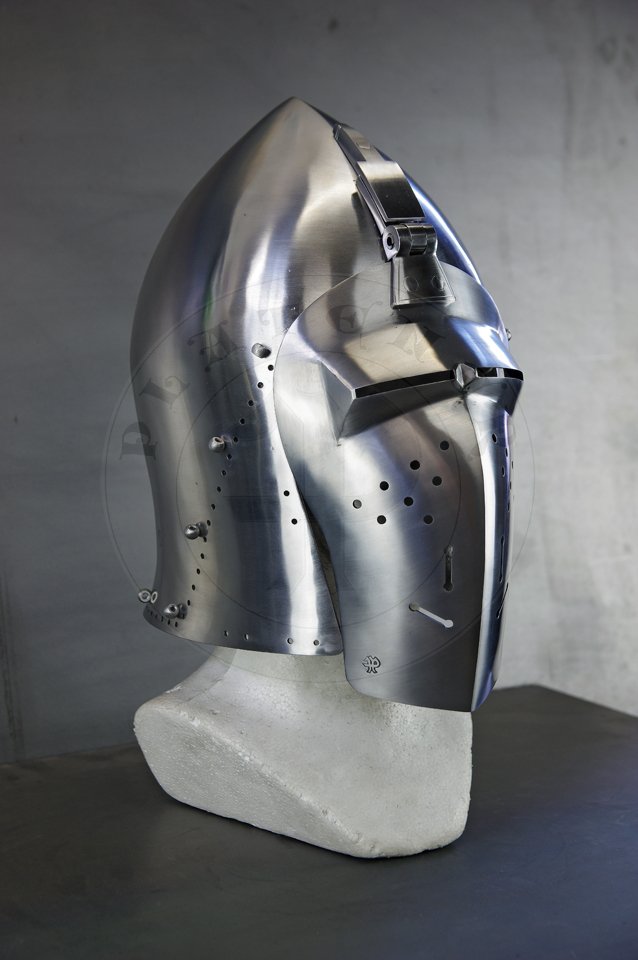 Klappvisier bascinet with keyhole visor, c. 1390-1410. Source: bascinet Wallace Collection A74, London; visor Museo Stibbert, Florence. Skull raised from two halves of 2 mm high quality mild steel, heat hardened and tempered up to 34 HRC. Visor raised from 2 mm medium carbon steel and hardened and tempered up to 42 HRC. Visor hinge made of medium carbon steel. Visor is removable. Weight 3,320 kg. /Klappvisier wzorowany na hemie z Wallace Collection A74 oraz zasonie z Museo Stibbert, datowany na 1380-1410. Dzwon wykuty z dwch powek 2 mm wysokiej jakoci stali niskowglowej, hartowany i odpuszczany do 34 HRC. Zasona wykuta z 2 mm stali redniowglowej, hartowana i odpuszczana do 42 HRC. Zawias zasony wykonany ze stali redniowglowej. Zasona jest zdejmowana. Waga 3,320 kg.